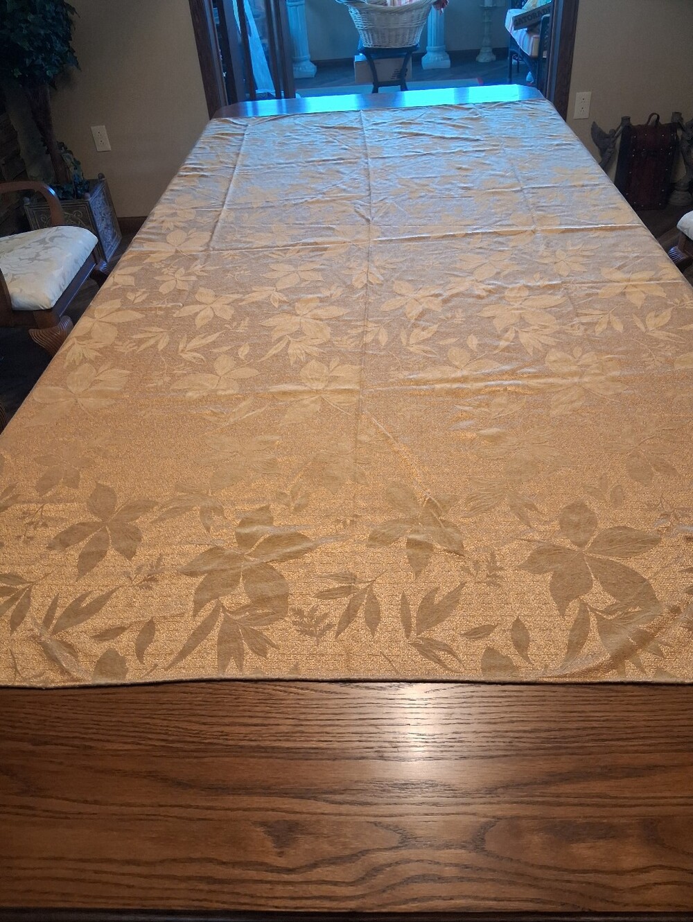 AutumnGold tone-on-tone tablecloth featuring a delicate,‎ botanical leaf pattern
